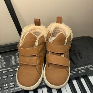 Boys Brow fuzzy toddler shoes size 7